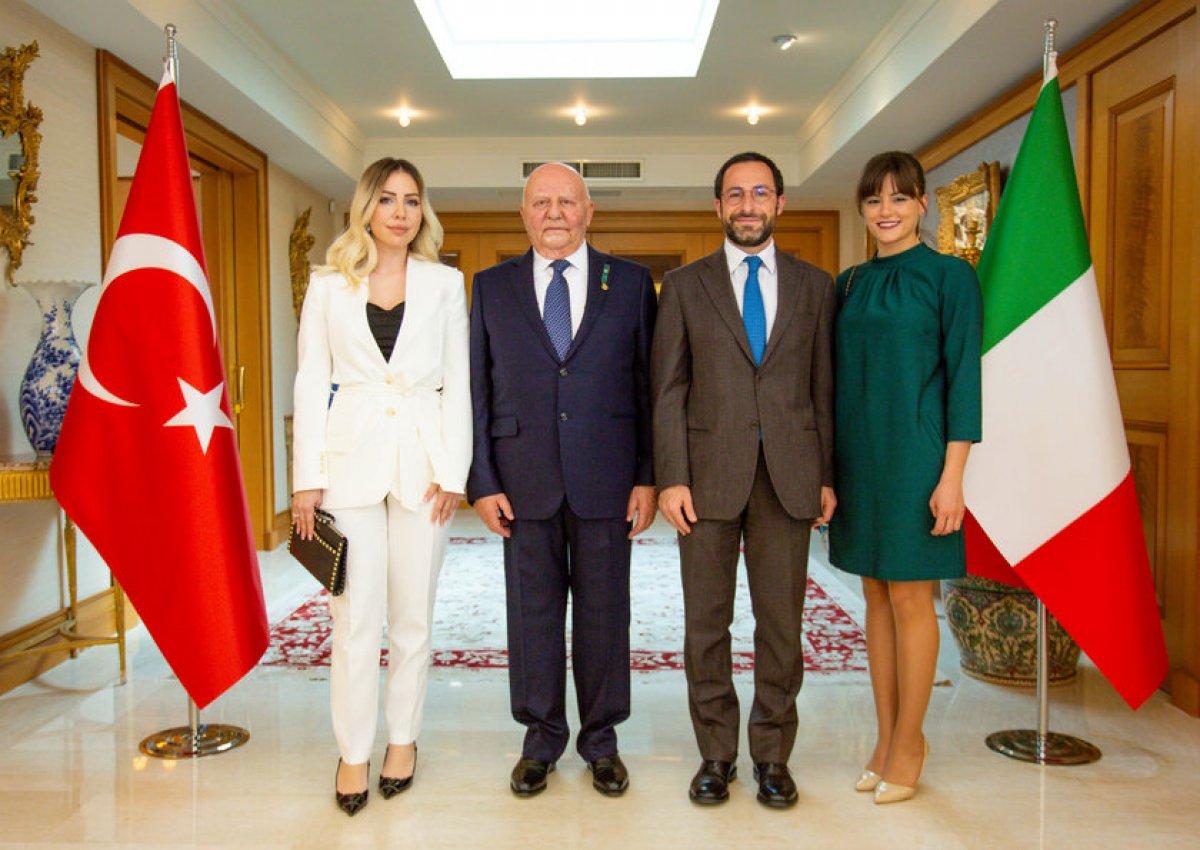 Lucien Arkas kendisinden 42 yaş küçük sevgilisiyle evlendi