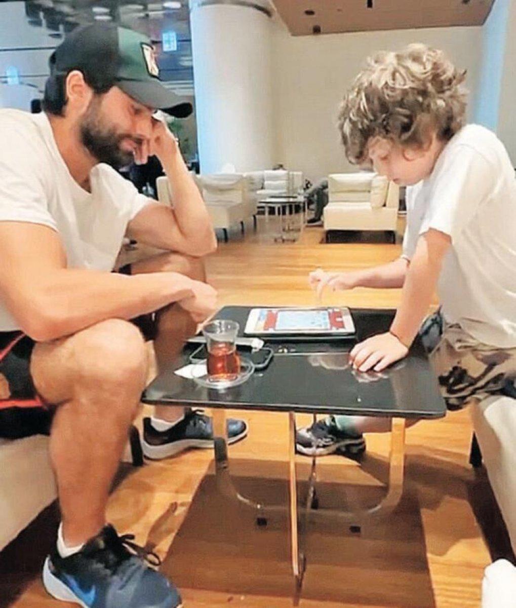 Hande Ataizi yolda kaldı