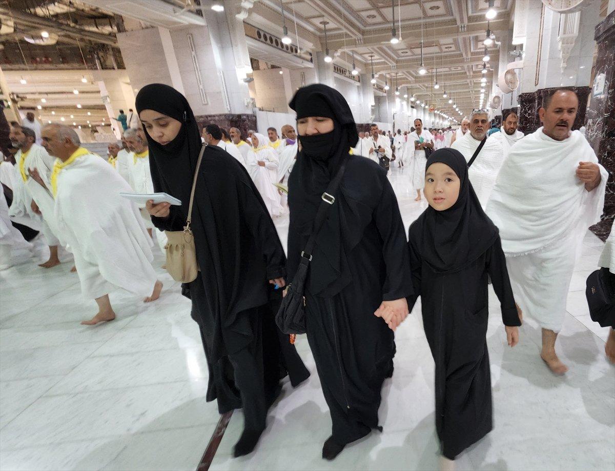 Minik hacı adayları Kabe'de