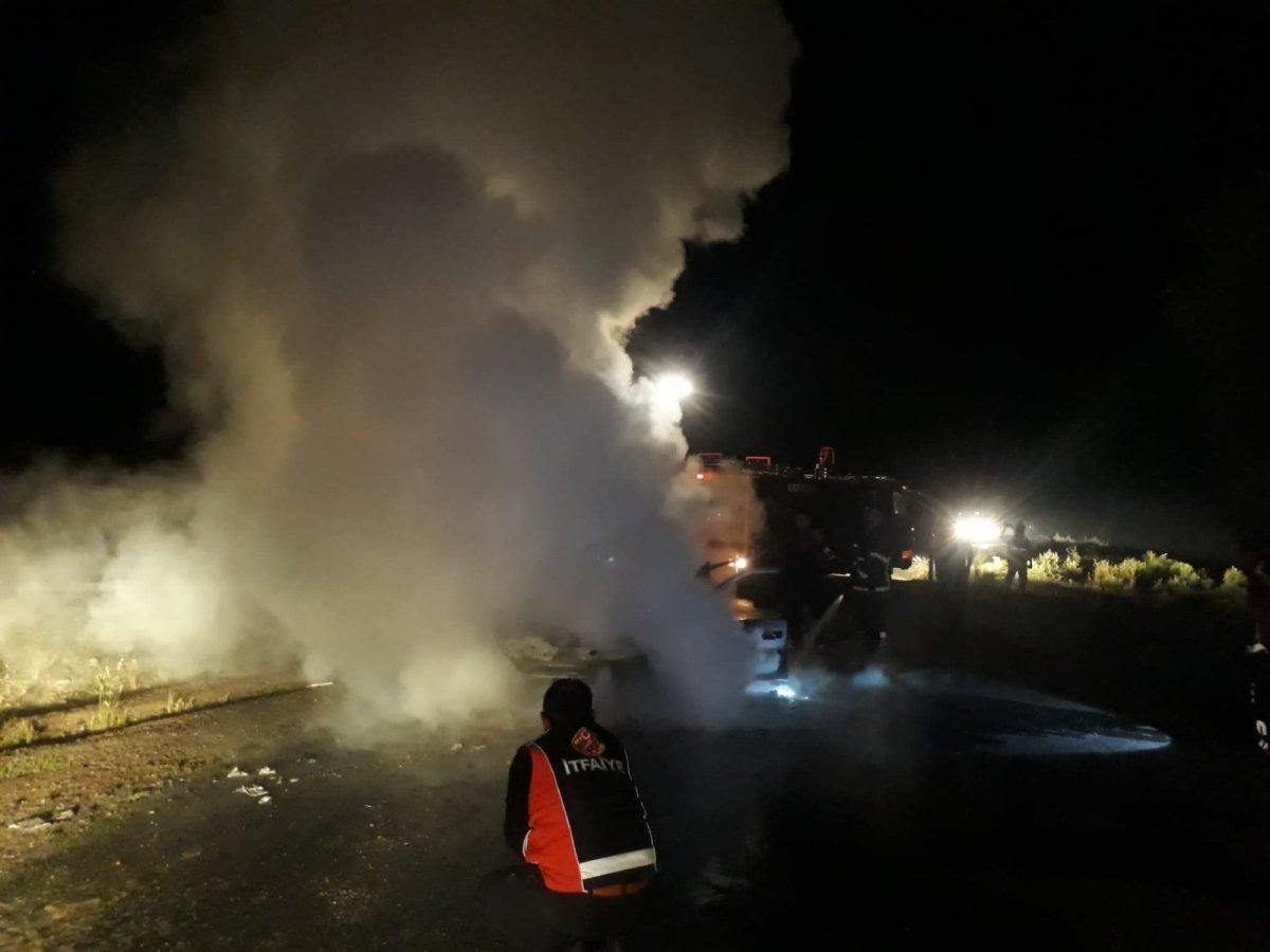 Erzincan'da seyir halindeki araç alev aldı