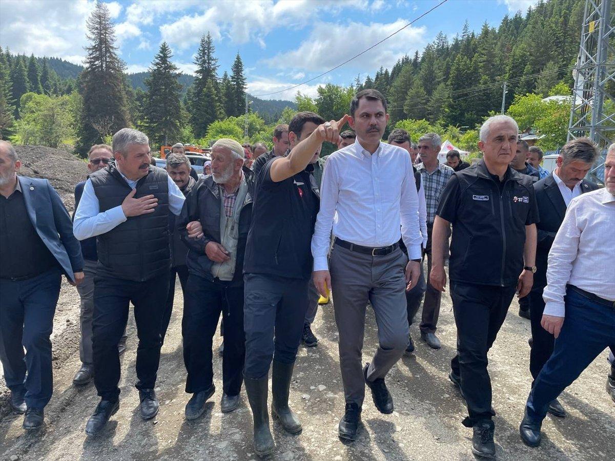 Murat Kurum, sele kapılan gencin hacda bulunan babasıyla görüştü