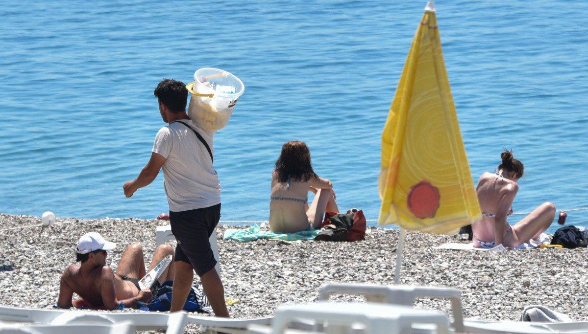 Antalya'da seyyar satıcılar, saklambaç taktiği ile satış yapıyor