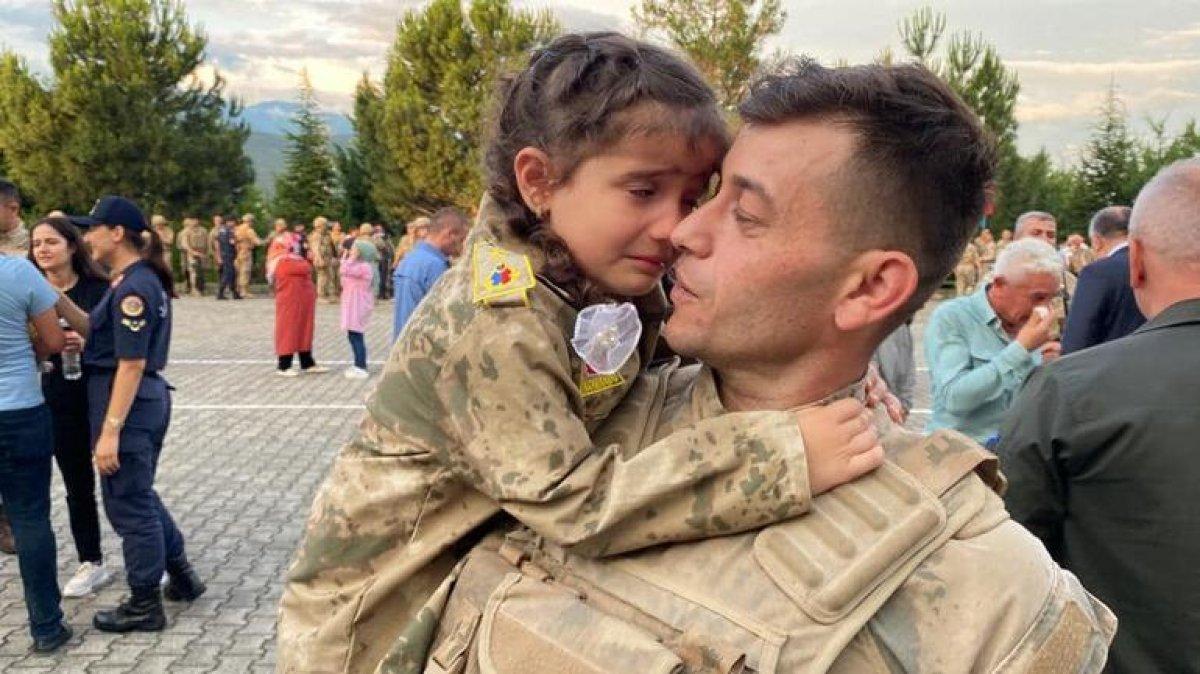 Suriye'deki görevini tamamlayan komandolar ailelerine kavuştu