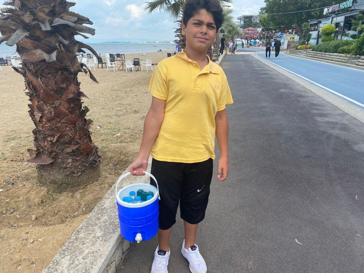 Yalova'da 13 yaşındaki çocuk, su satarak Mehmetçik Vakfı'na bağış yapıyor