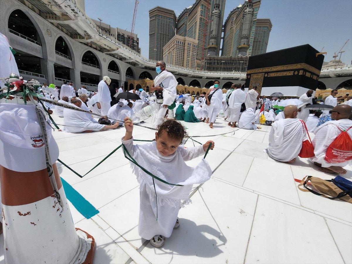 Minik hacı adayları Kabe'de