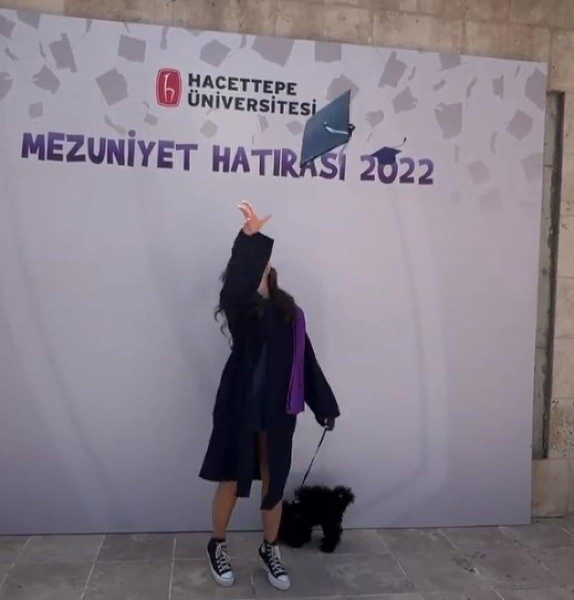 Burcu Özberk, üniversiteden mezun oldu