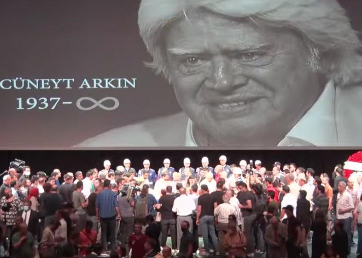 Cüneyt Arkın'ın cenazesinde fotoğraf yarışına girenlere uyarı