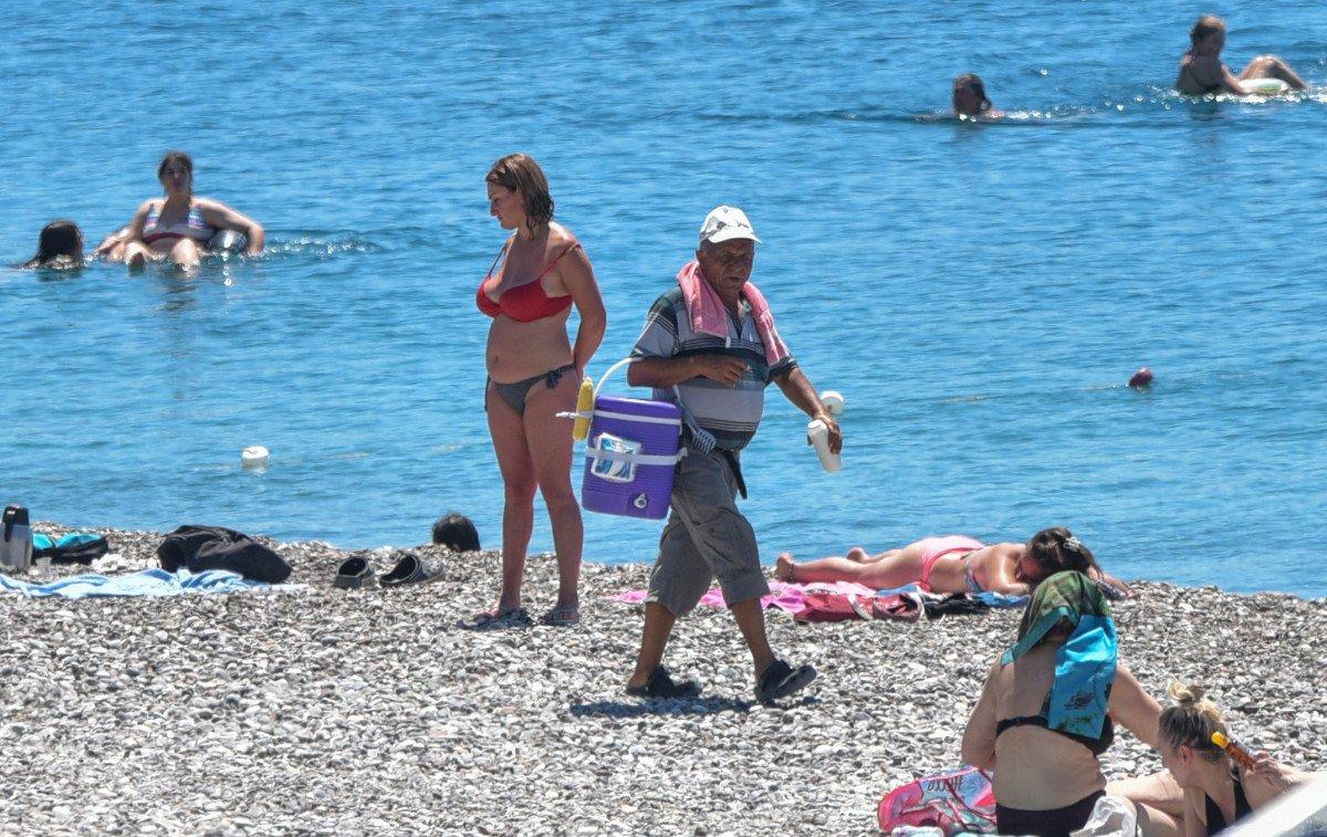 Antalya'da seyyar satıcılar, saklambaç taktiği ile satış yapıyor