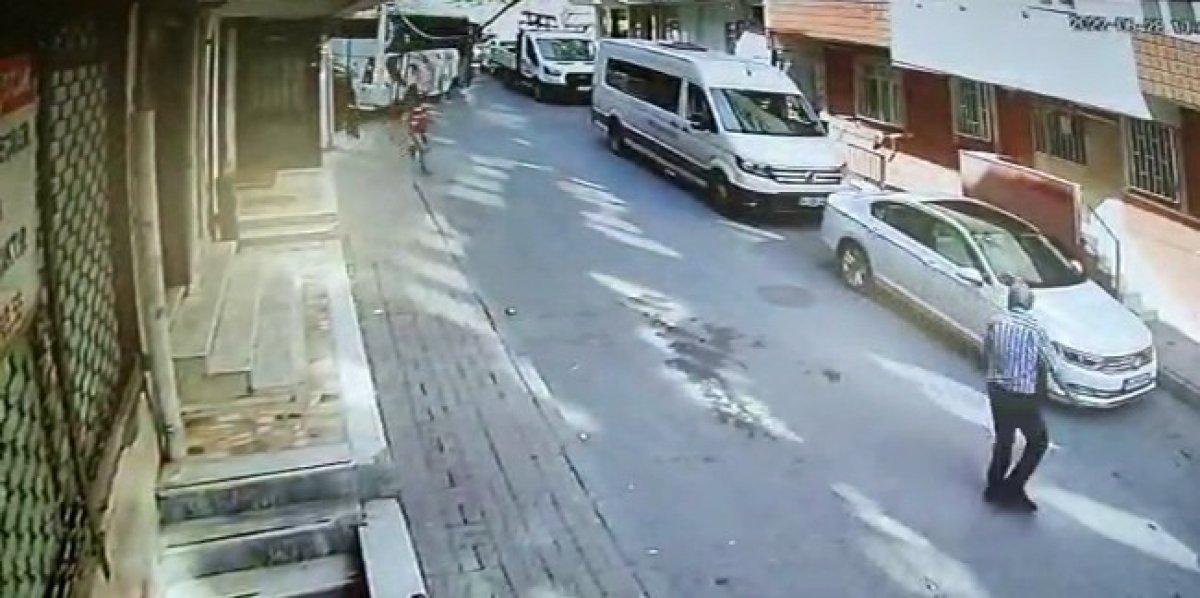Küçükçekmece'de minibüsün freni boşaldı, çocuk kıl payı kurtuldu