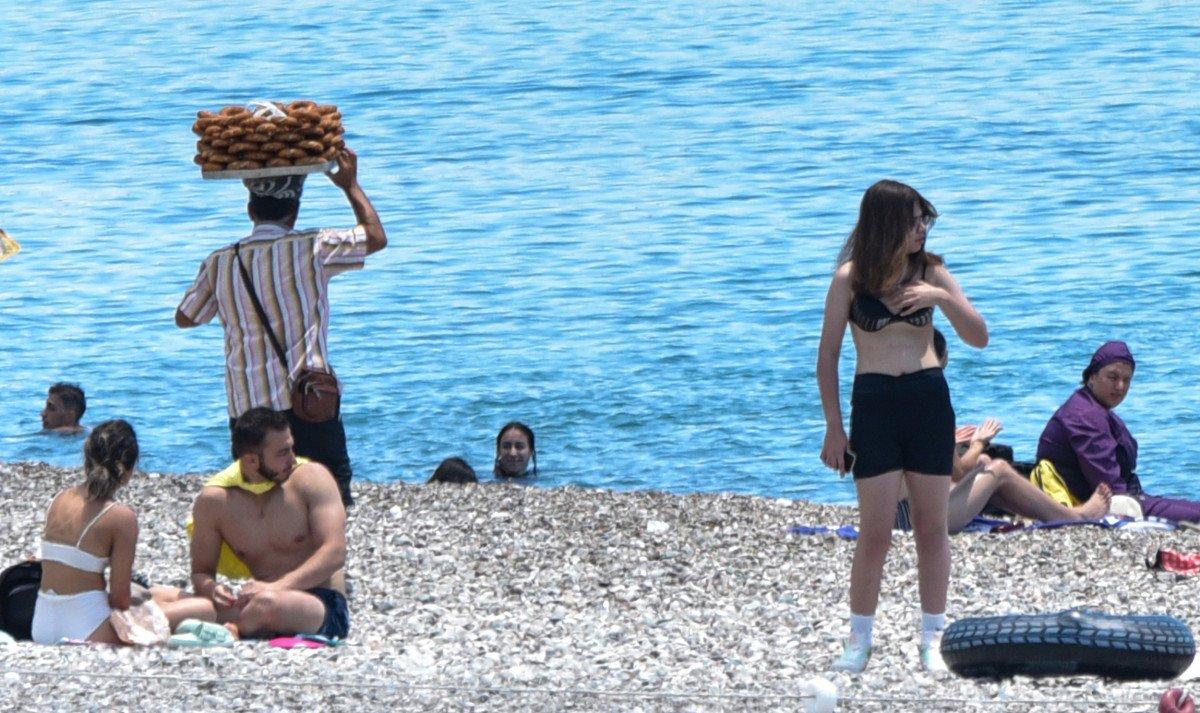 Antalya'da seyyar satıcılar, saklambaç taktiği ile satış yapıyor