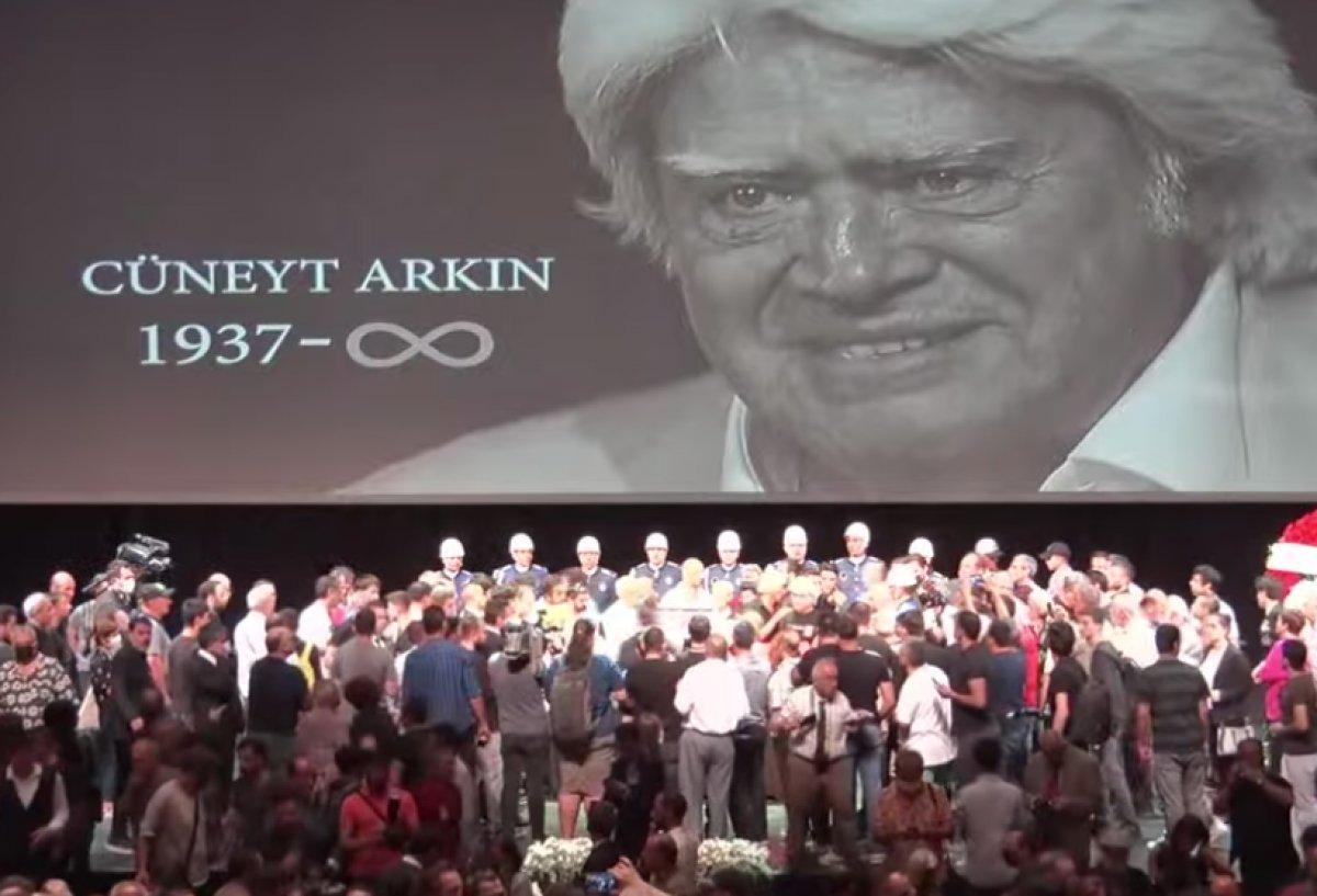 Cüneyt Arkın'ın cenazesinde fotoğraf yarışına girenlere uyarı