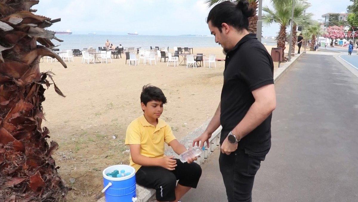 Yalova'da 13 yaşındaki çocuk, su satarak Mehmetçik Vakfı'na bağış yapıyor