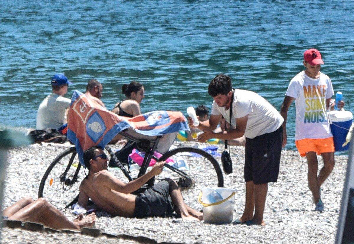 Antalya'da seyyar satıcılar, saklambaç taktiği ile satış yapıyor