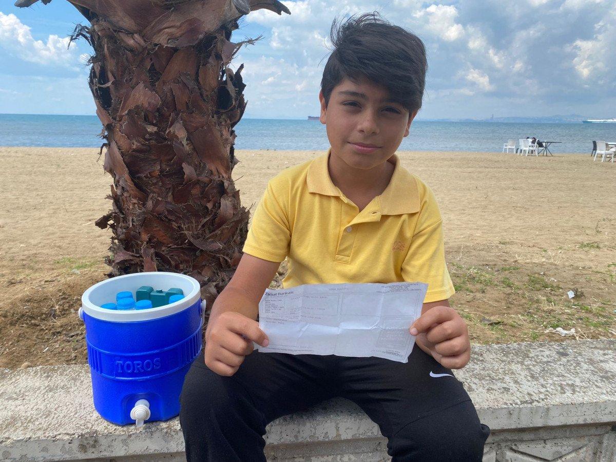 Yalova'da 13 yaşındaki çocuk, su satarak Mehmetçik Vakfı'na bağış yapıyor