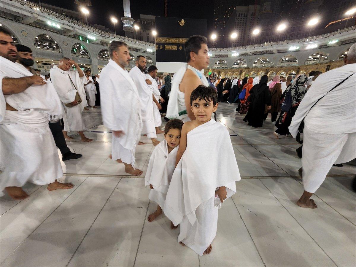 Minik hacı adayları Kabe'de