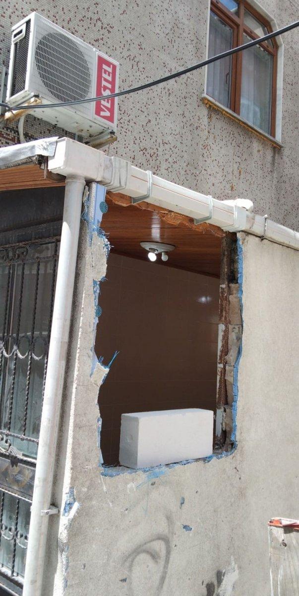 Küçükçekmece'de minibüsün freni boşaldı, çocuk kıl payı kurtuldu