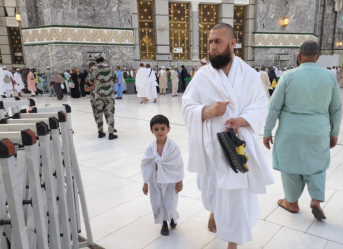 Minik hacı adayları Kabe'de