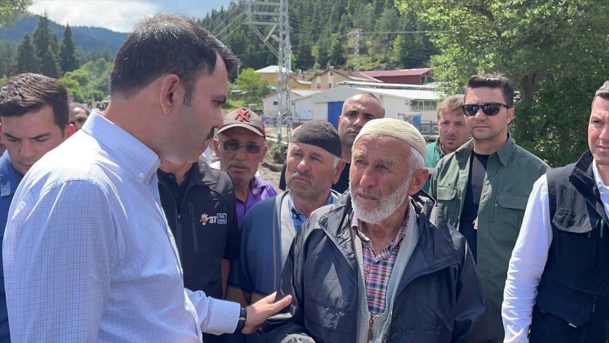 Murat Kurum, sele kapılan gencin hacda bulunan babasıyla görüştü