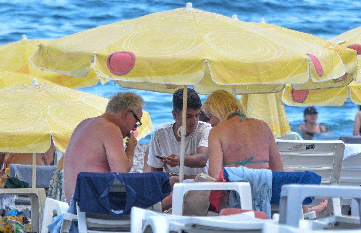 Antalya'da seyyar satıcılar, saklambaç taktiği ile satış yapıyor