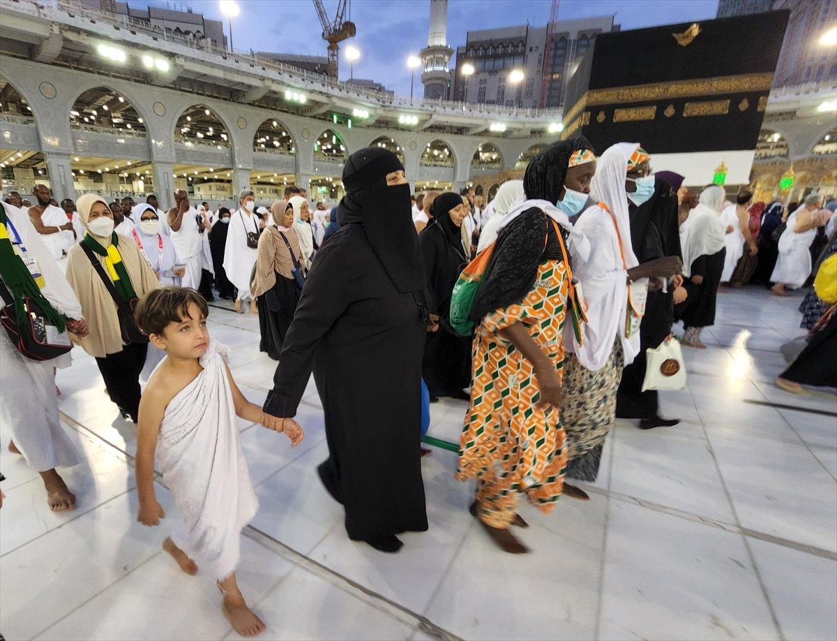 Minik hacı adayları Kabe'de
