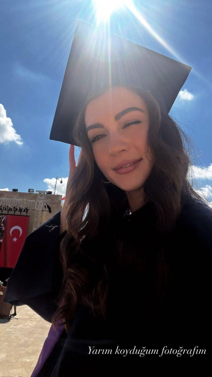 Burcu Özberk, üniversiteden mezun oldu
