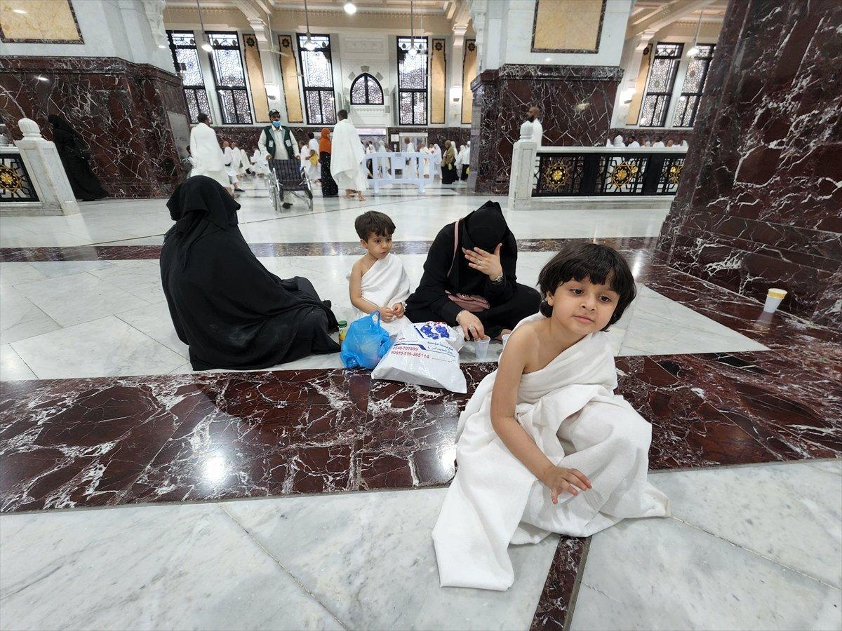 Minik hacı adayları Kabe'de