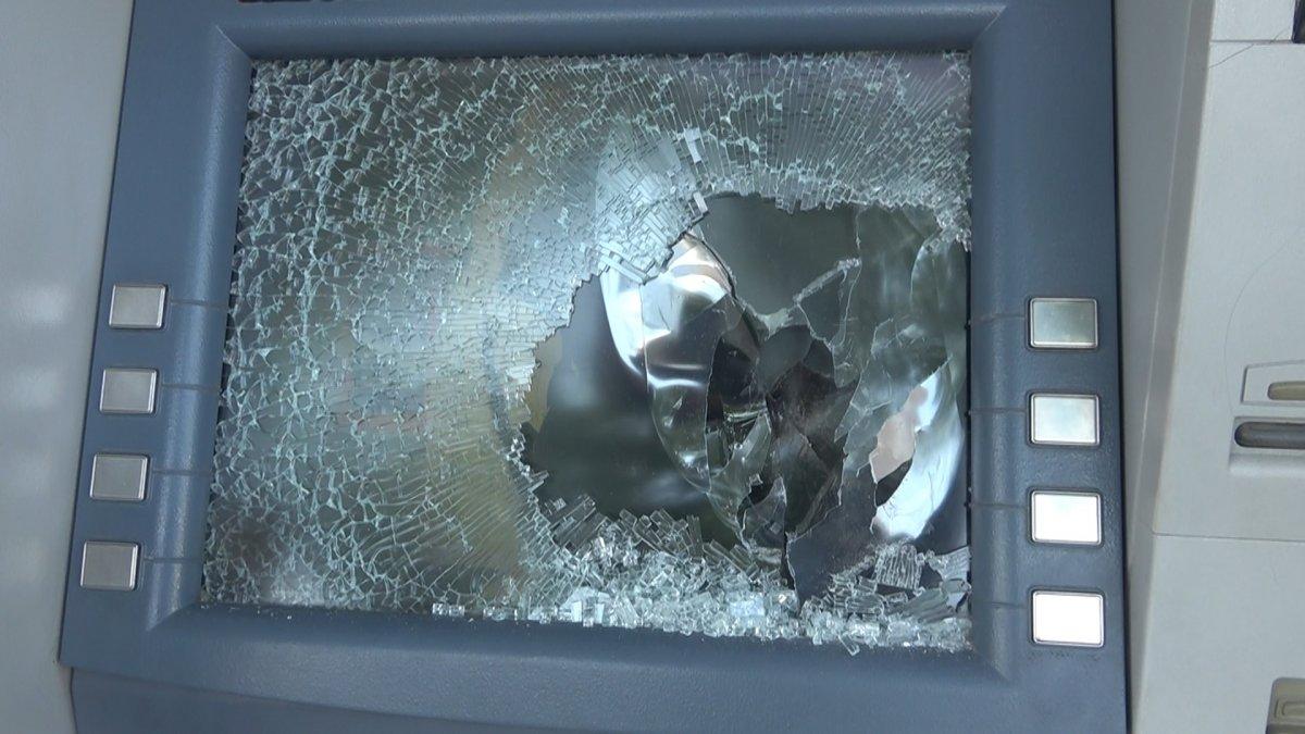 Yalova'da ATM’leri çekiçle kırdı