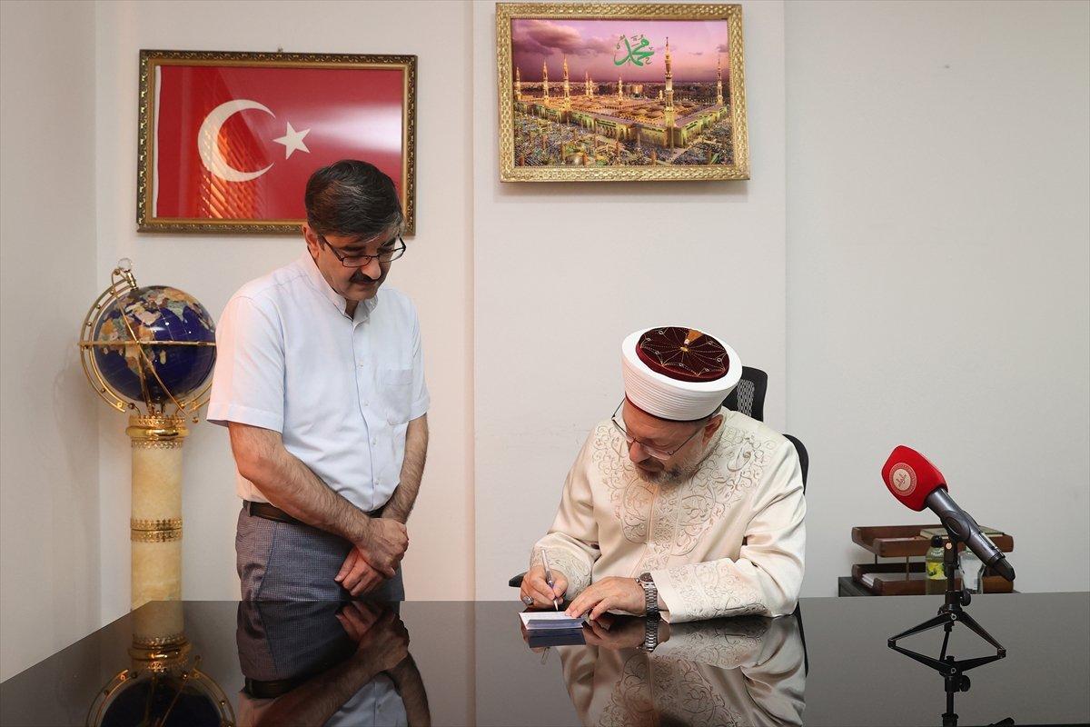 Ali Erbaş kurbanını, Türkiye Diyanet Vakfı’na bağışladı