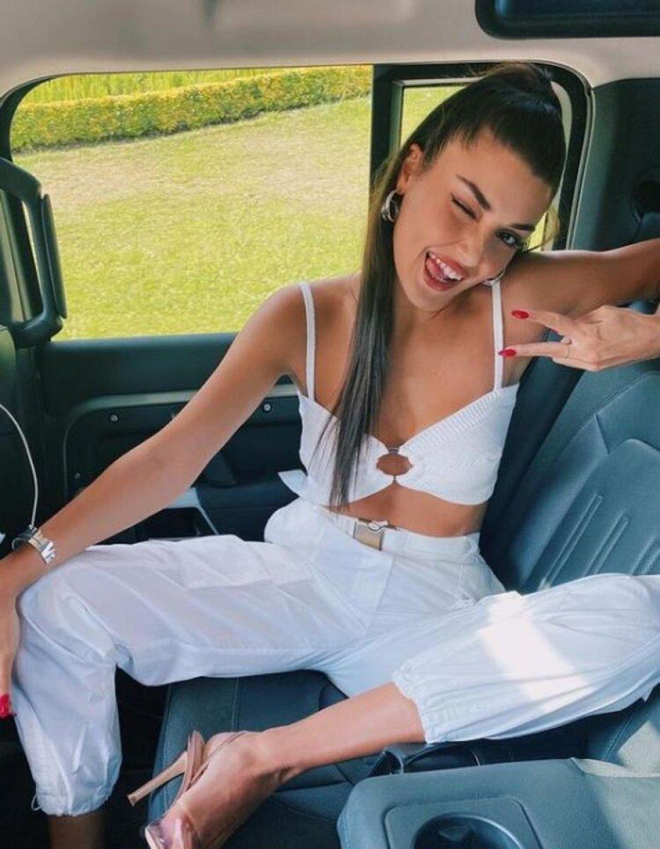 Hande Erçel, arabada poz verdi