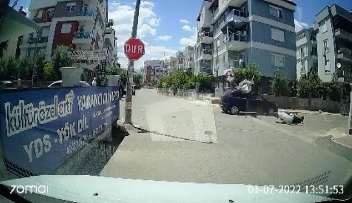 Antalya'da araba ile çarpışan motosikletli havaya uçtu