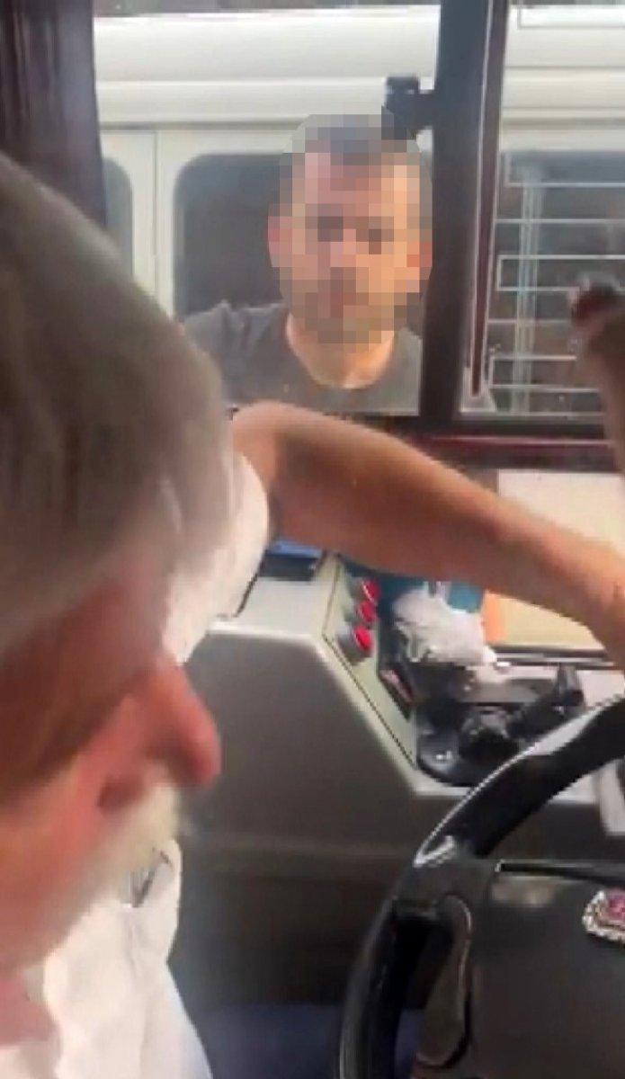 Ümraniye’de yol verme tartışması: İETT otobüsünü yumrukladı