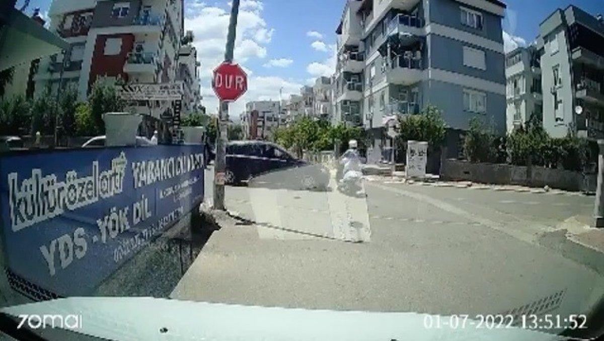 Antalya'da araba ile çarpışan motosikletli havaya uçtu