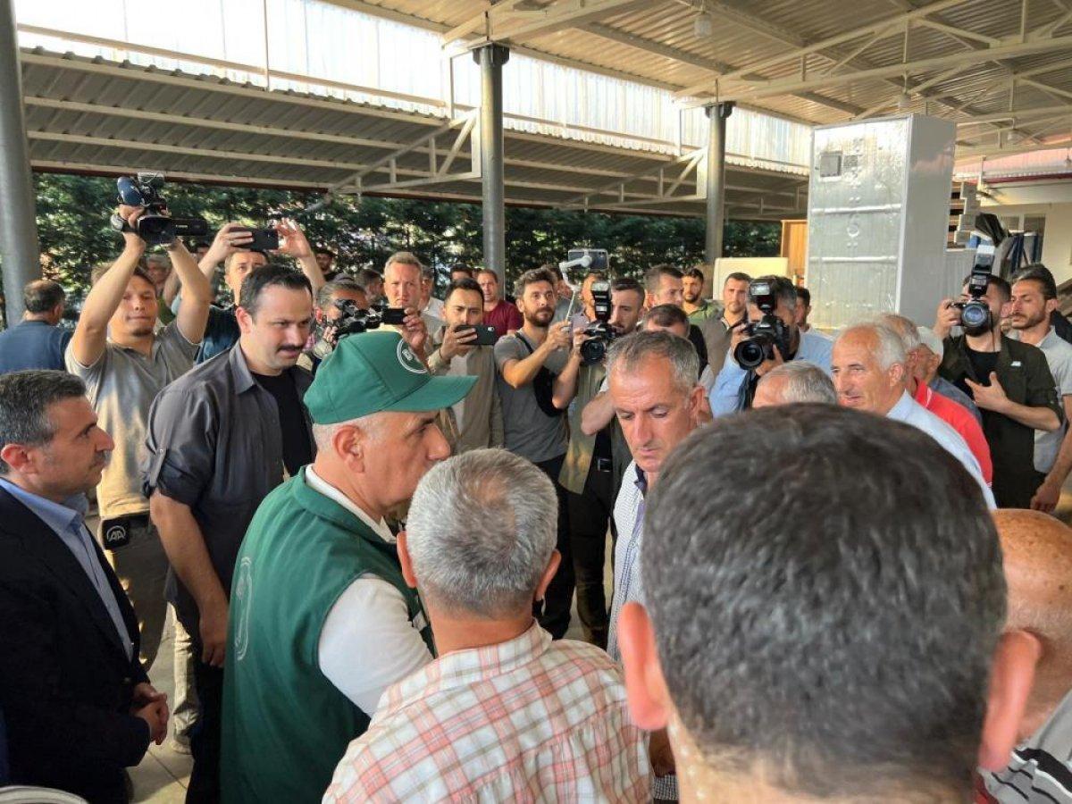 Vahit Kirişçi, selin yaşandığı Düzce'de incelemelerde bulundu