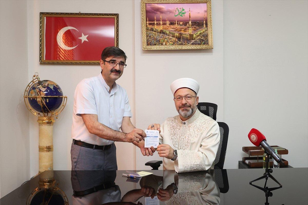 Ali Erbaş kurbanını, Türkiye Diyanet Vakfı’na bağışladı
