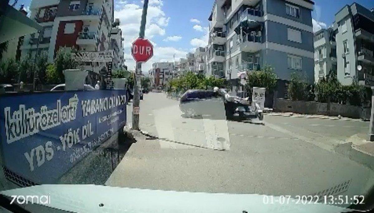 Antalya'da araba ile çarpışan motosikletli havaya uçtu