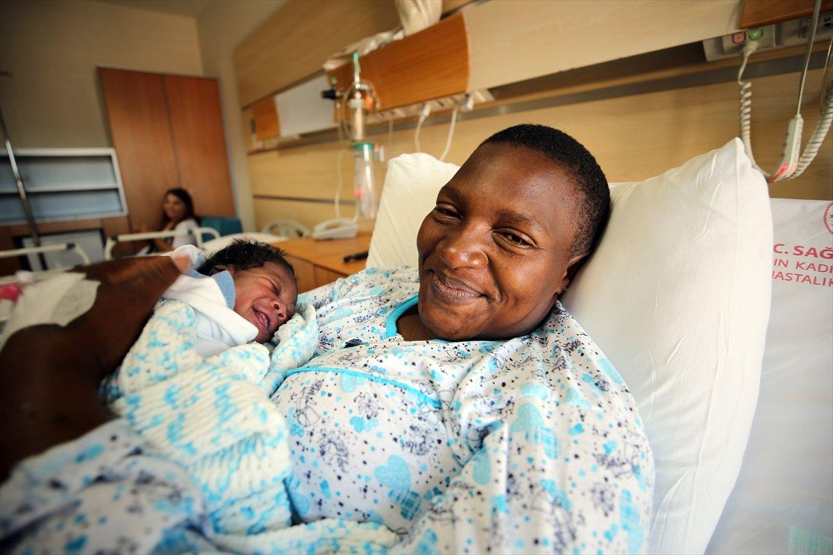 Yunanistan’a geçmeye çalışırken botta doğuran göçmen, Türkiye’ye minnettar