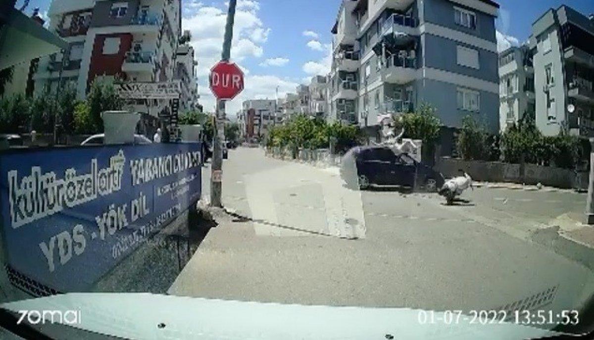Antalya'da araba ile çarpışan motosikletli havaya uçtu
