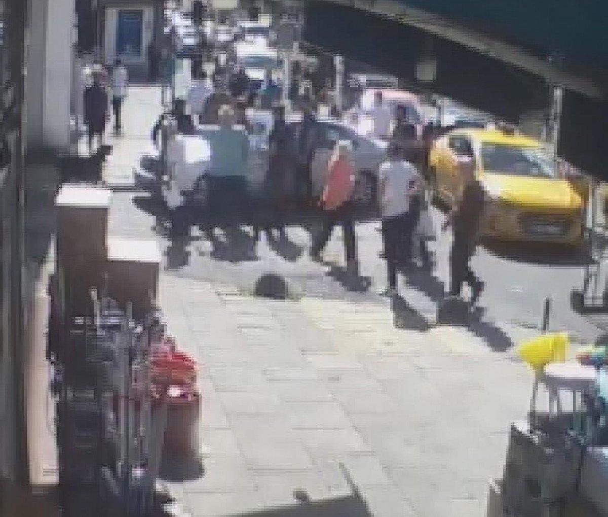 Kadıköy'de eski sevgilisi kaçırmaya çalıştı, esnaf engel oldu