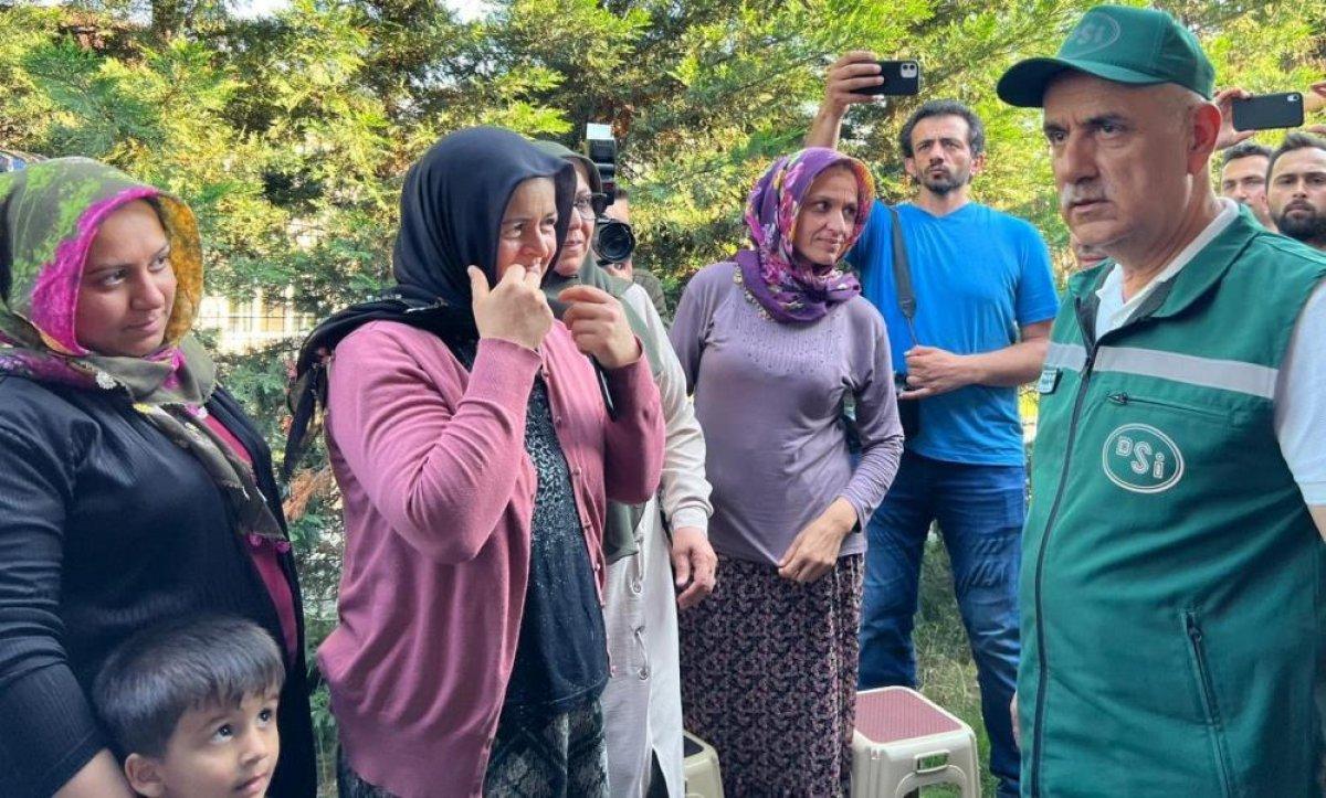 Vahit Kirişçi, selin yaşandığı Düzce'de incelemelerde bulundu