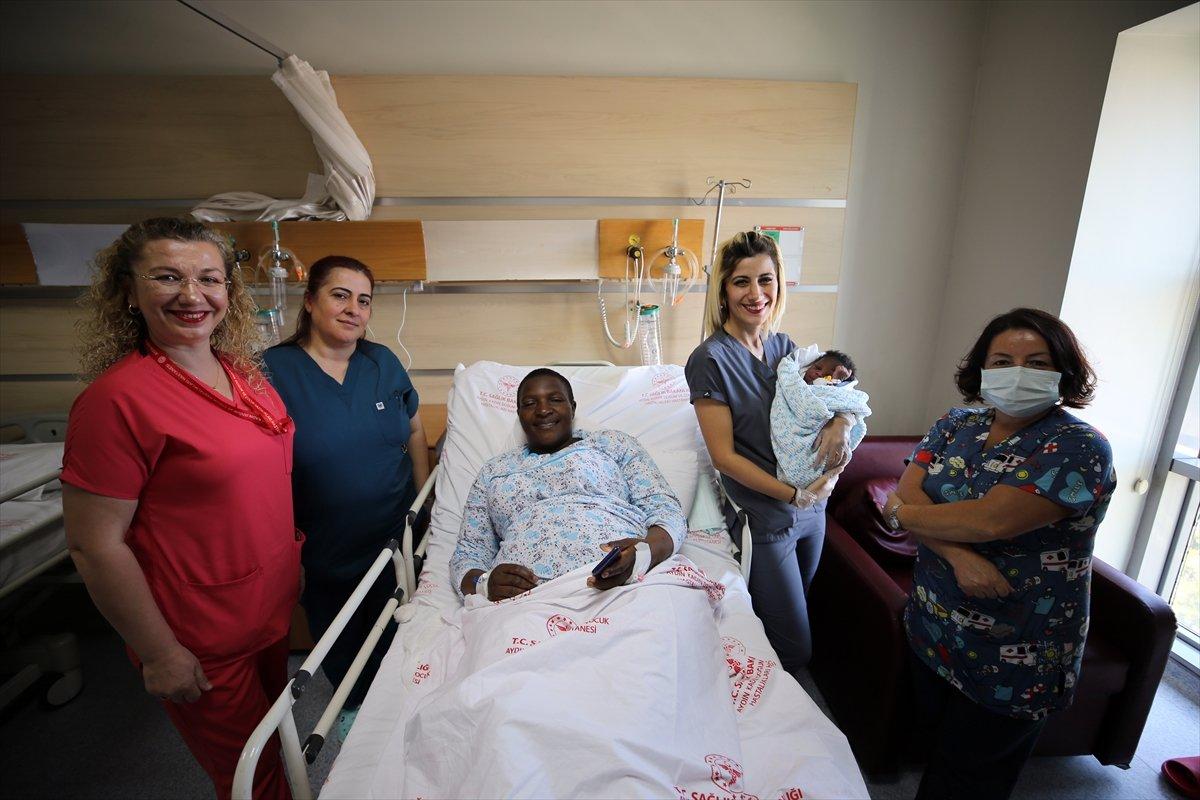 Yunanistan’a geçmeye çalışırken botta doğuran göçmen, Türkiye’ye minnettar