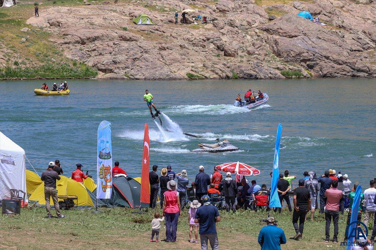 Hakkari'de terörden arındırılan Sat Buzul Gölleri'nde renkli festival