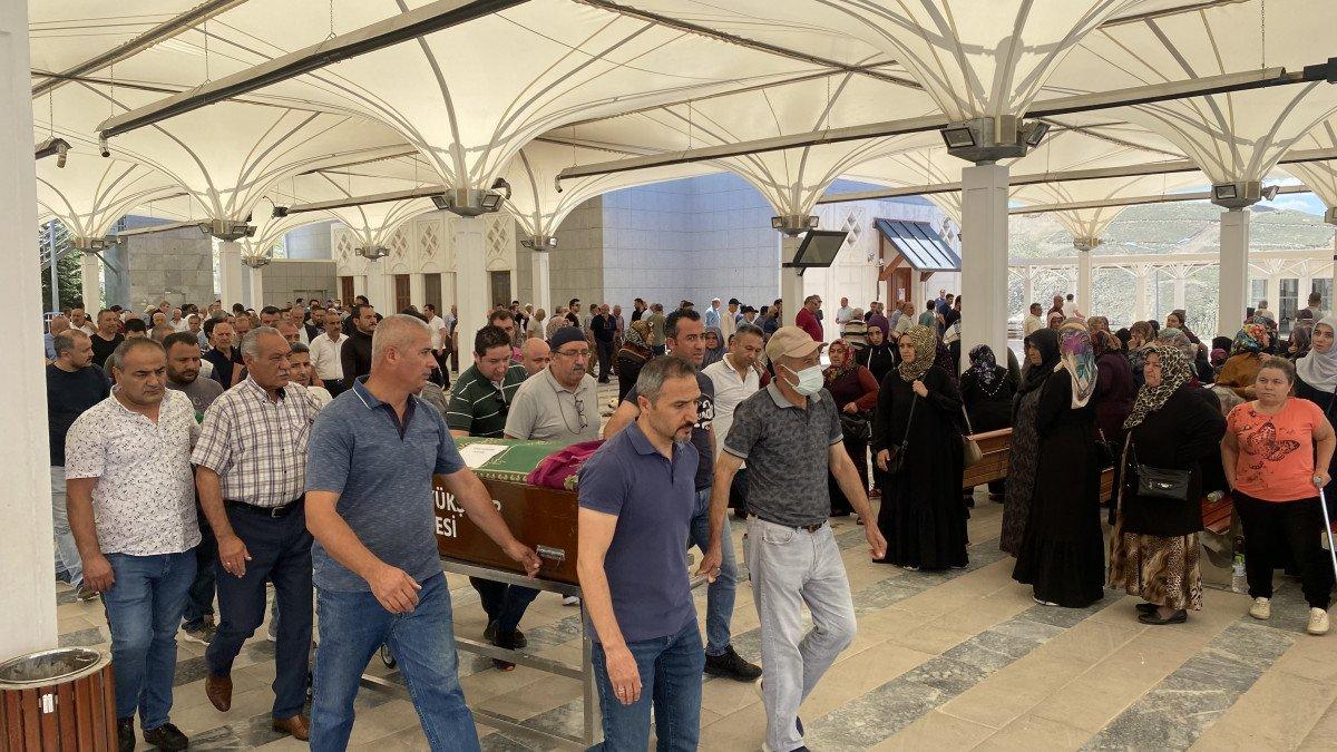 Ankara’da boşanma davası açtığı eşinin öldürdüğü kadın, toprağa verildi