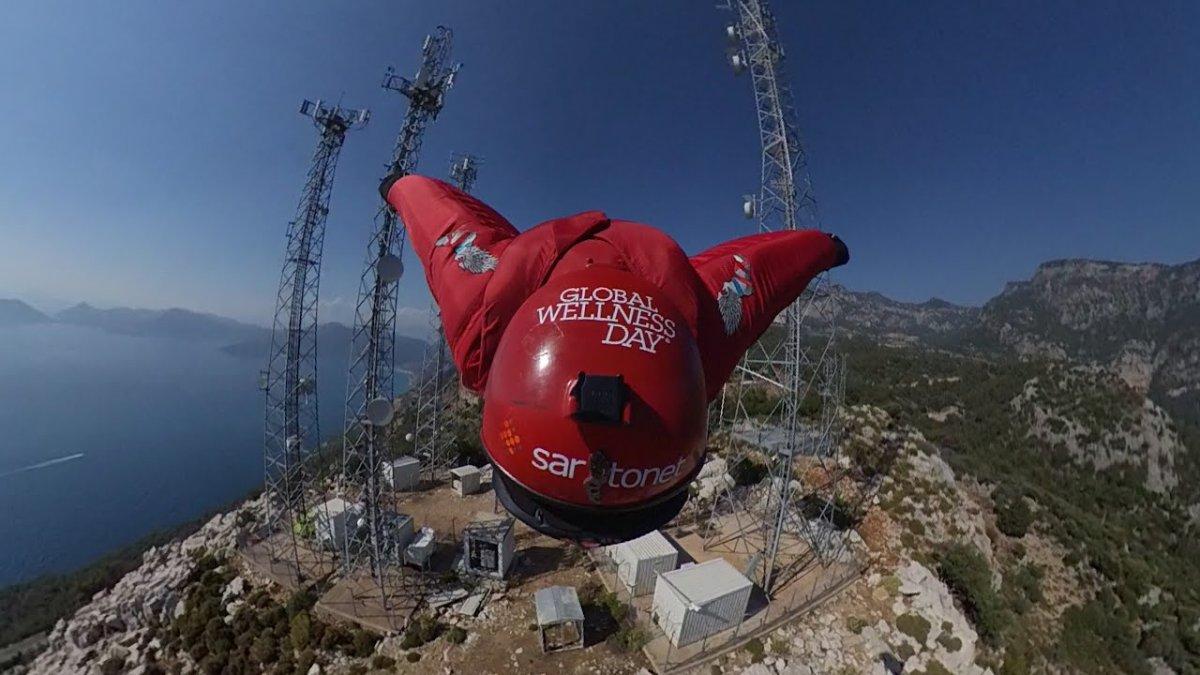 Fethiye'de 'yarasa adam' Cengiz Koçak'tan adrenalin dolu uçuş