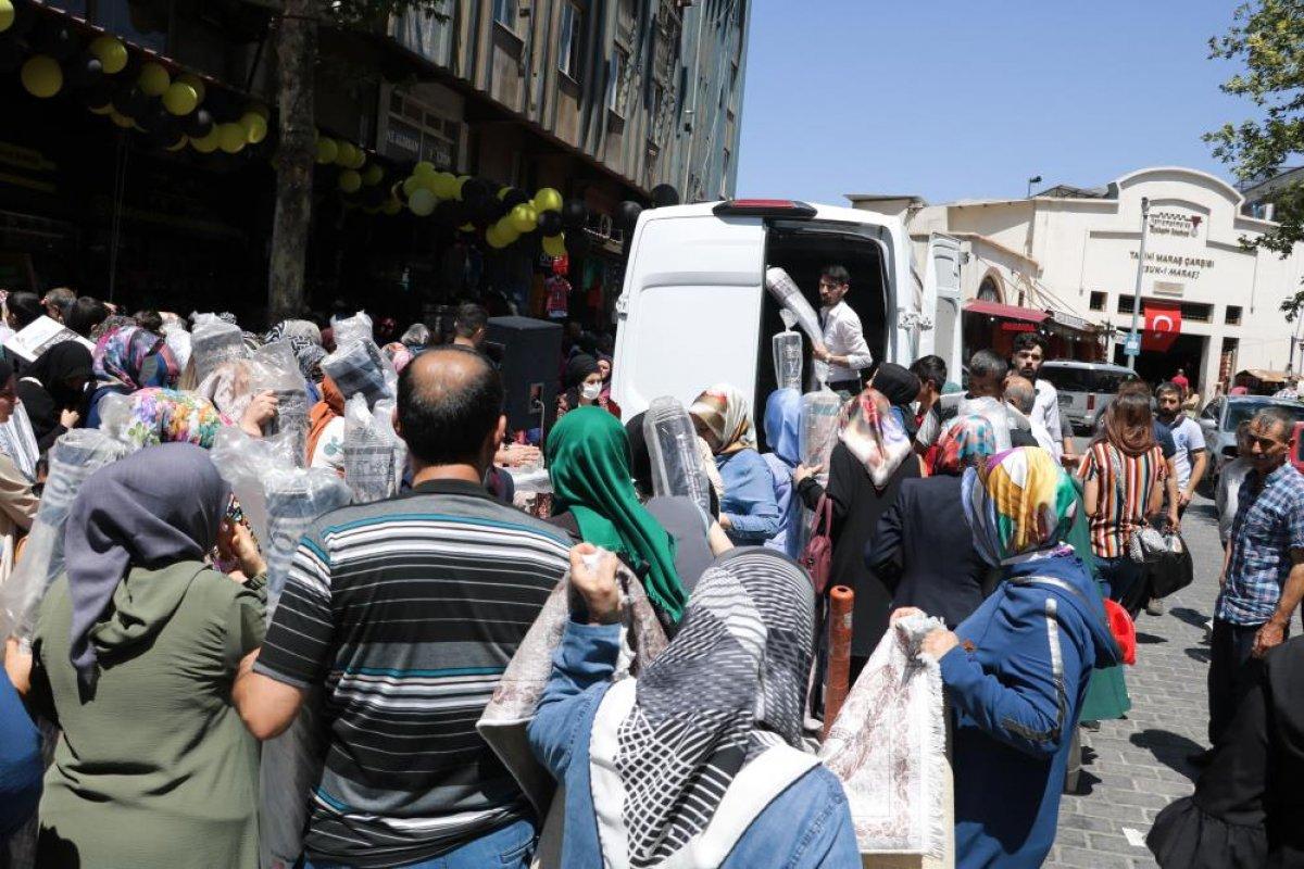 Kahramanmaraş'ta züccaciye dükkanı açılışında izdiham yaşandı