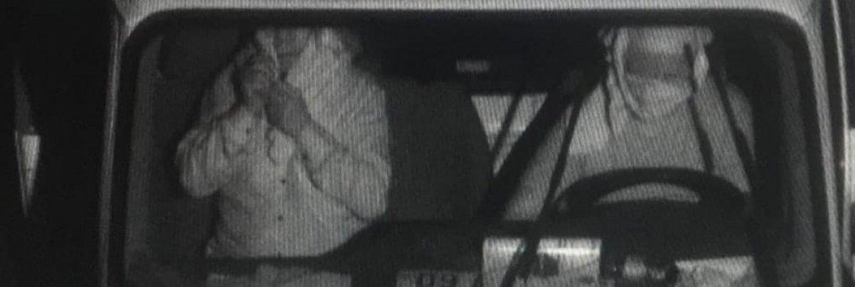 Denizli'de dükkan soyan hırsızlar, çaldıkları elbiselerle yüzlerini gizledi