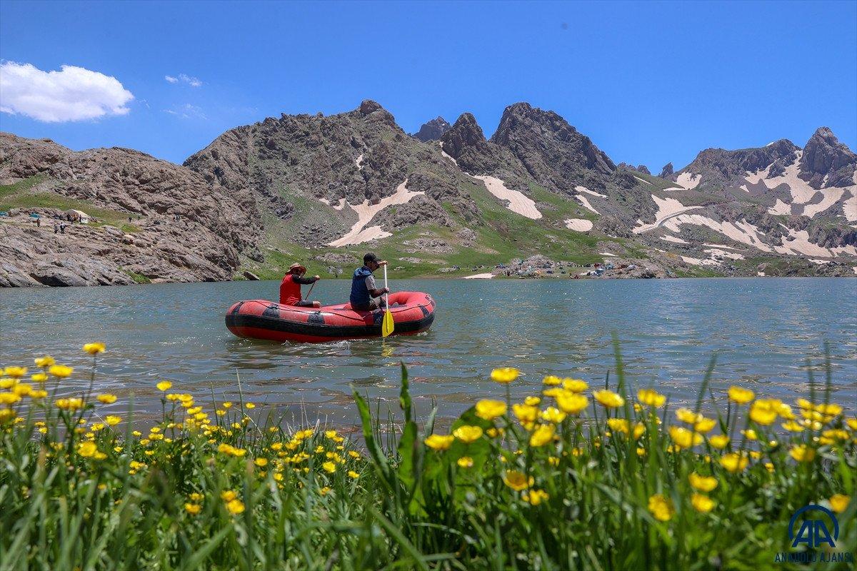 Hakkari'de terörden arındırılan Sat Buzul Gölleri'nde renkli festival