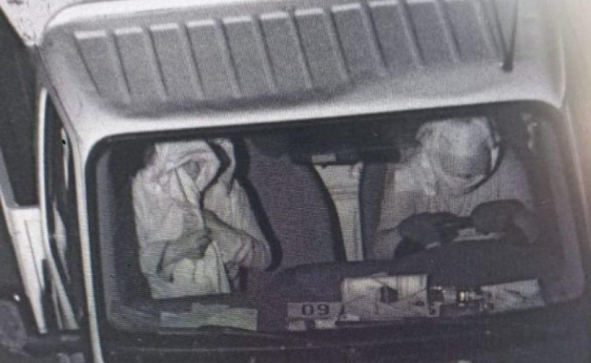 Denizli'de dükkan soyan hırsızlar, çaldıkları elbiselerle yüzlerini gizledi