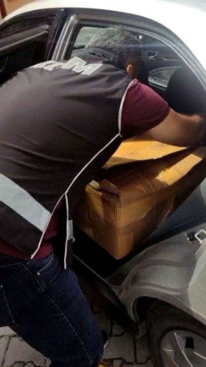 Konya'da 'Düzelicez inşallah' etiketli arabadan kaçak alkol çıktı