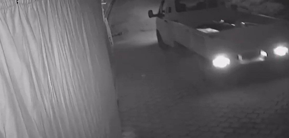 Denizli'de dükkan soyan hırsızlar, çaldıkları elbiselerle yüzlerini gizledi