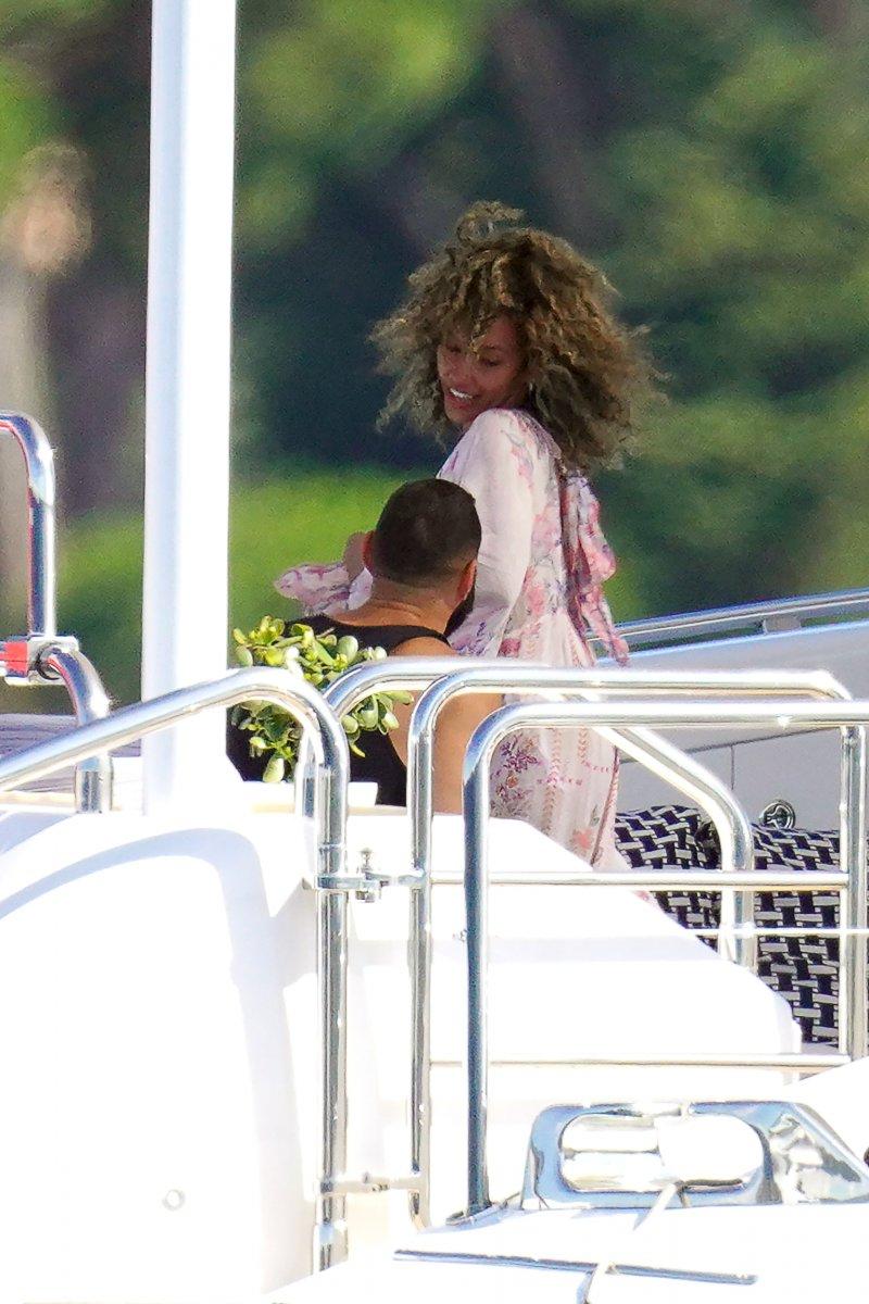 Karim Benzema, yeni sevgilisiyle tatilde